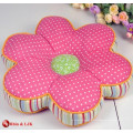 Coussin en forme de fleur en peluche